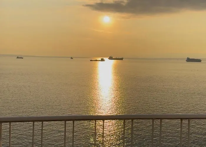 Appartamento The Luxurious House Sea Front -