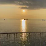 Apartment The Luxurious House Sea Front -